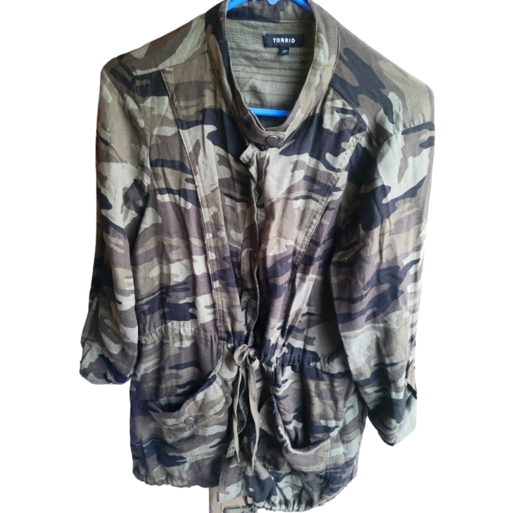 TORRID ROLL TAB LONG SLEEVE SNAP UP SHIRT GREEN CAMOUFLAGE SIZE 00 3 for $12